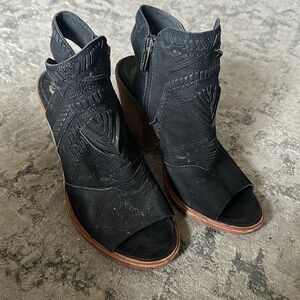 Black sandals Vince Camuto